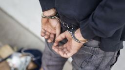 Обезвредиха с тейзър пловдивчанин, ранил непознат ученик и посрещнал с 2 ножа полицаите