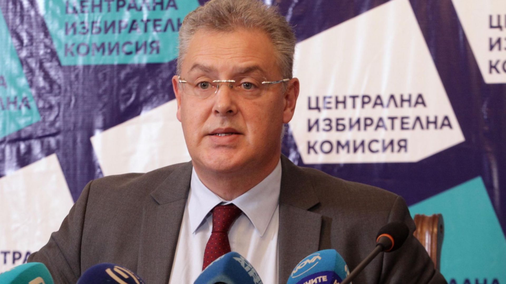 Административният съд трябва да реши дали внесените от Мая Манолова