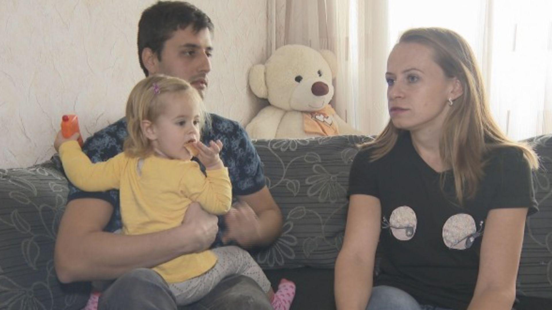 Родители от София записаха тайно как малката им дъщеричка е