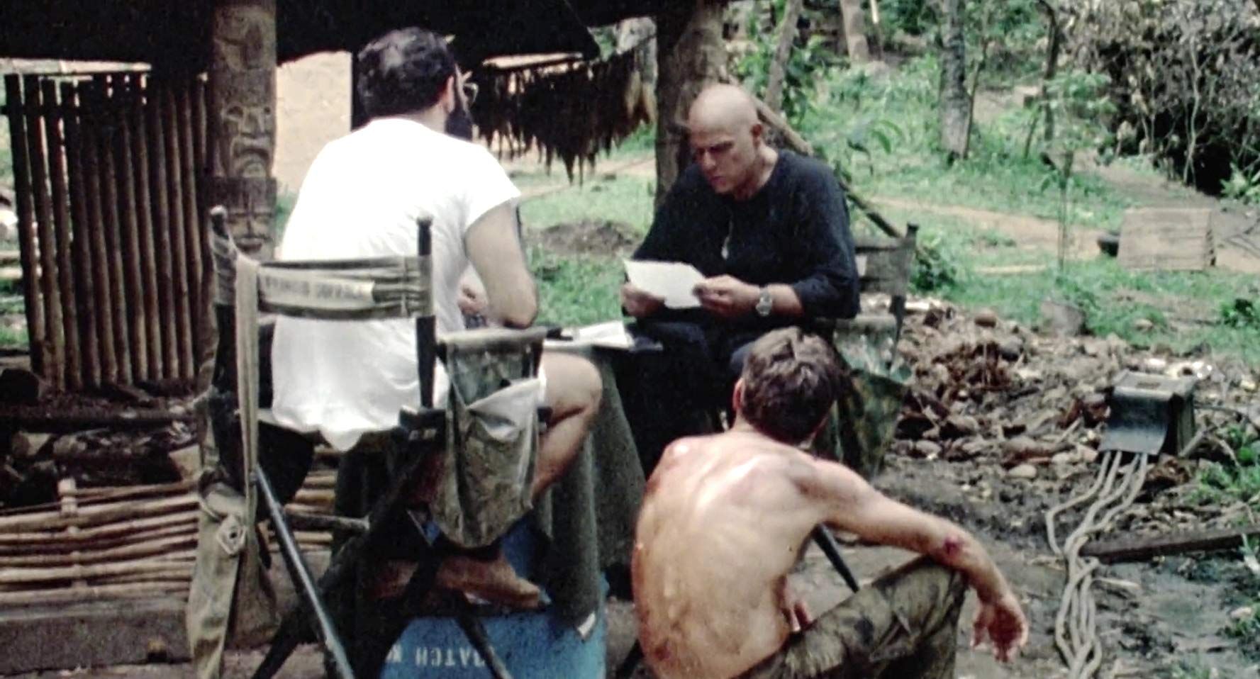 Брандо си чете сценария по време на пауза от снимките на филма "Апокалипсис сега" 1979 г. 