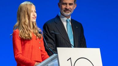 14-годишната испанска принцеса с реч на каталан на фона на протестите срещу баща ѝ