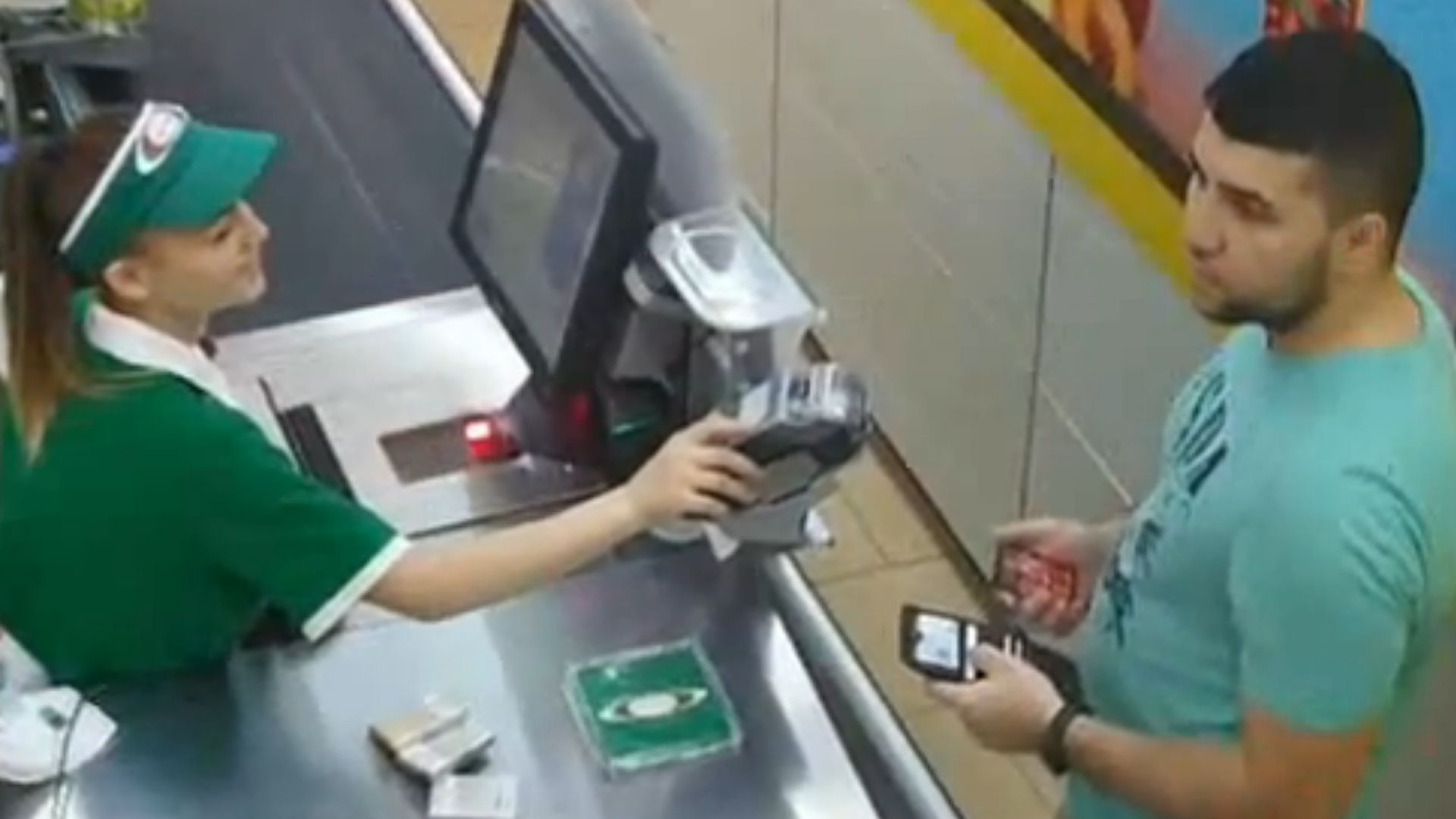 Полицията издирва мъж заподозрян в използване на чужда карта за