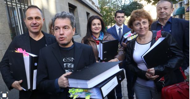 Тошко Йорданов и част от екипа на Слави Трифонов донесоха папките в съда