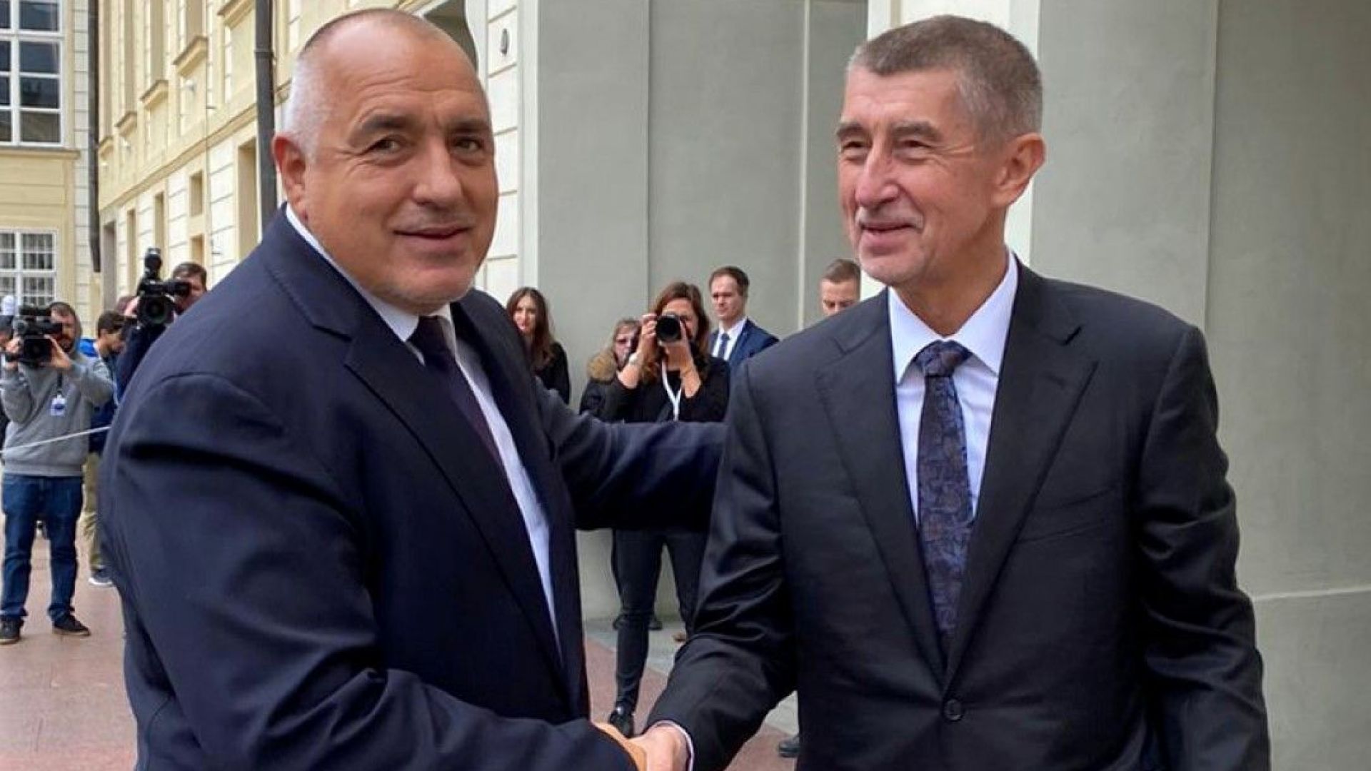  На форума българският министър председател Борисов бе посрещнат от домакина - министър-председателят на Чешката република Андрей Бабиш 