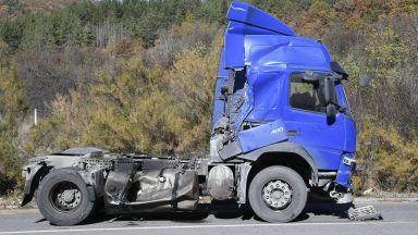 Водач на микробус е загинал при тежка катастрофа на магистрала