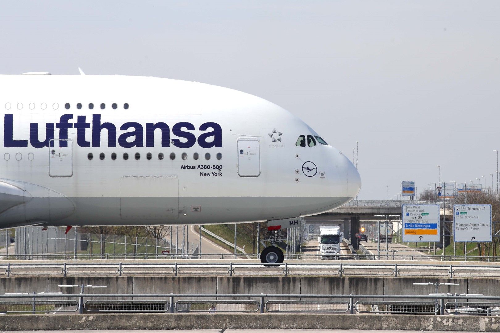 Най-голямата германска авиокомпания Луфтханза (Lufthansa) обяви днес програма за икономии