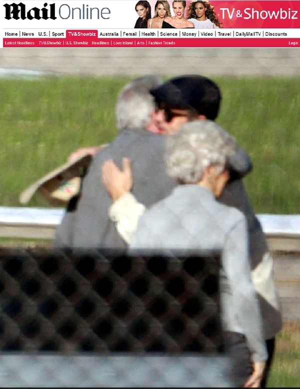 Брад Пит прегръща баща си