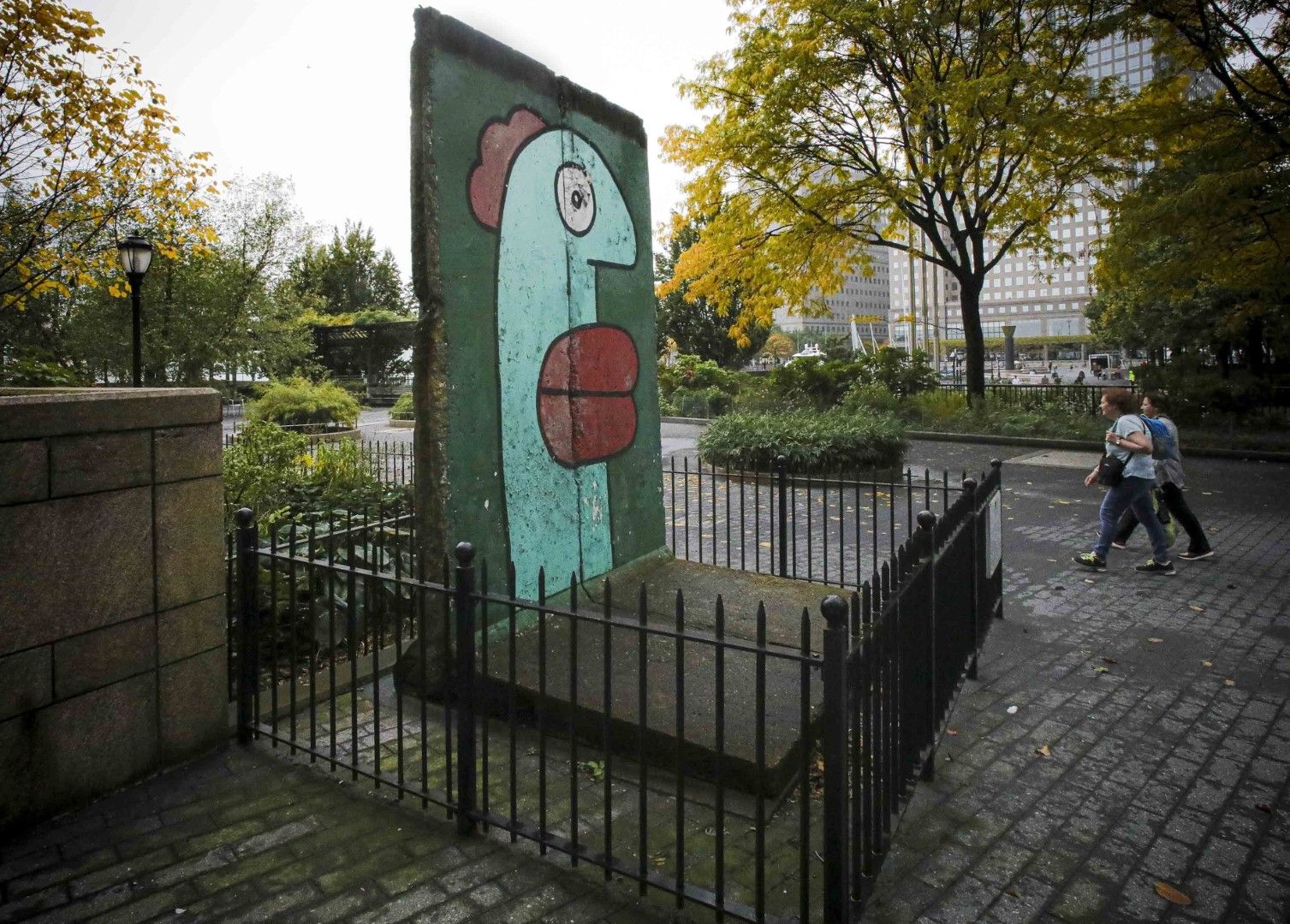 Част от Берлинската стена, инсталирана в любимата на Ангела Меркел през онези години страна - САЩ (в Ню Йорк)
