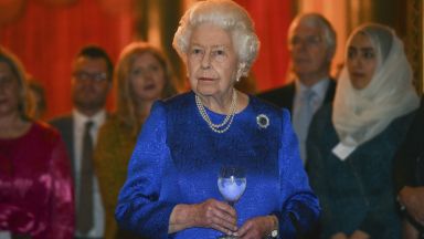 Кралица Елизабет свиква семейна среща заради Хари и Меган