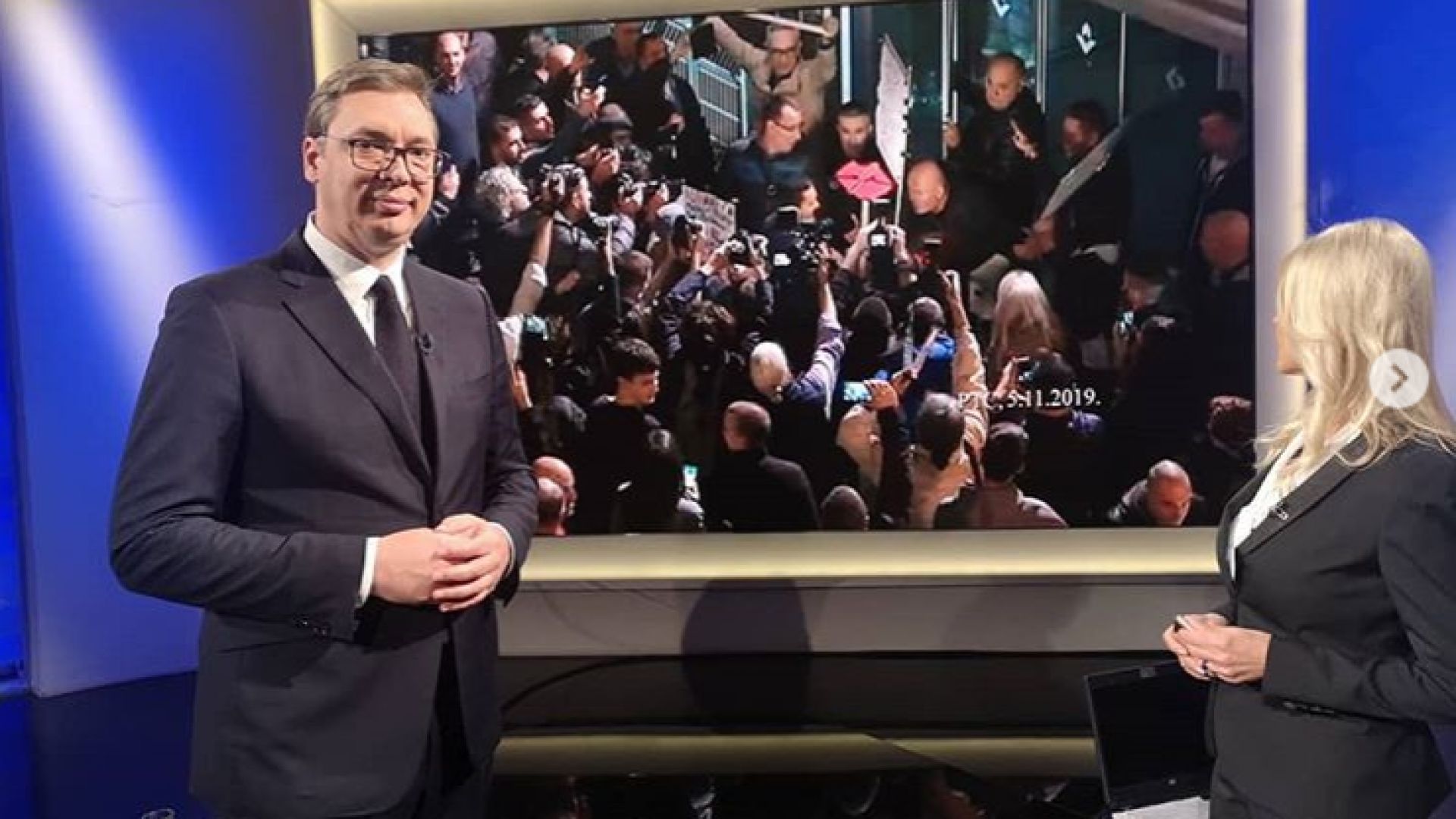 Сръбският президент Александър Вучич се наложи да използва вчера страничен