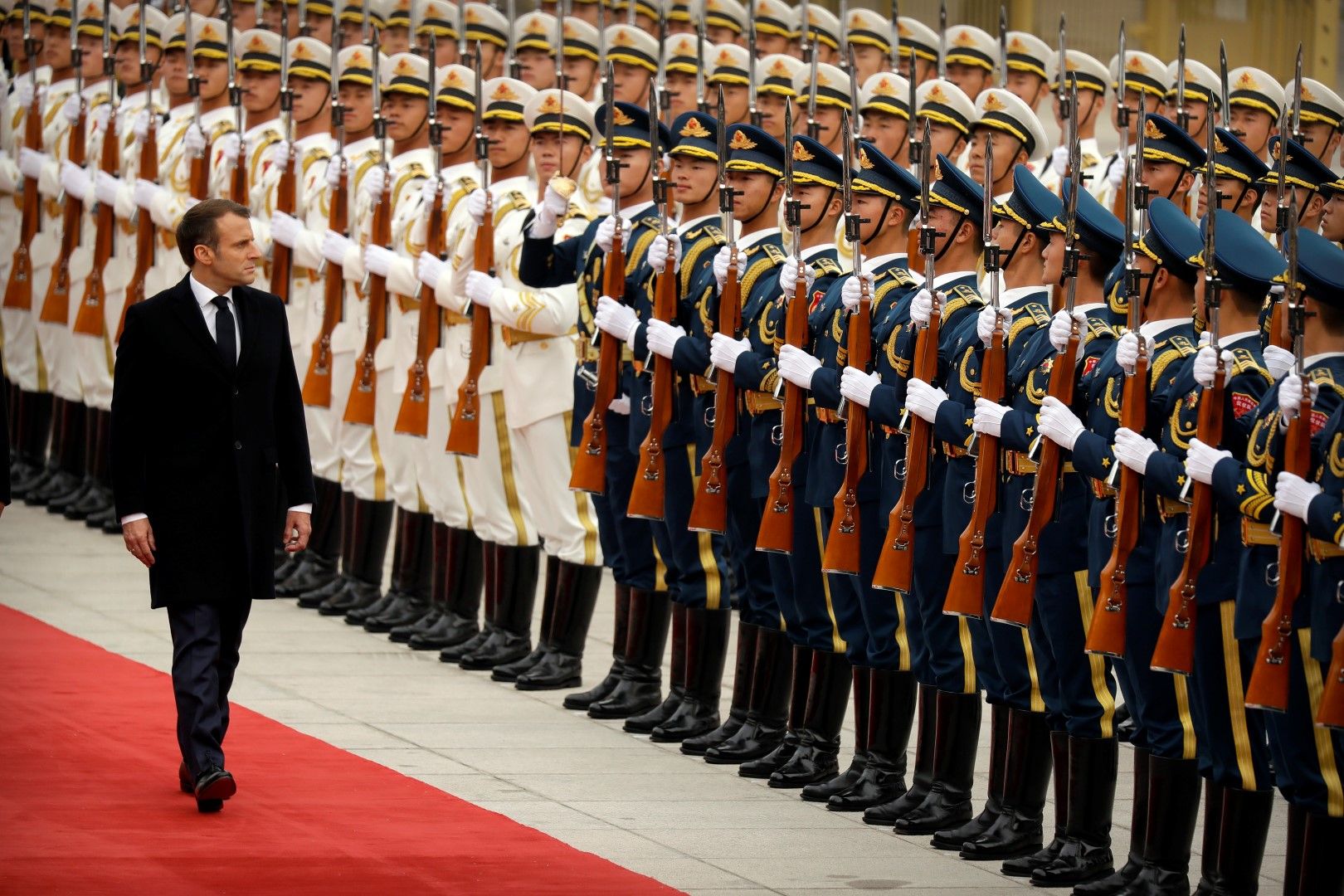 Президентът Еманюел Макрон се "скри" в Китай и остави нещата в ръцете на премиера. На снимката френският президент преминава пред гвардейците по време на официалното му посрещане в Пекин
