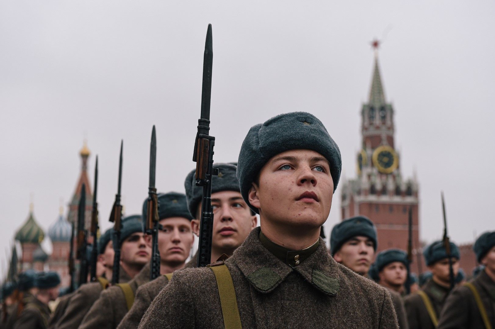 Руски войници в униформи от Втората световна война дефилират на Червения площад в Москва на 5 ноември по случай 78-ата годишнина от легендарния военен парад през 1941 г.