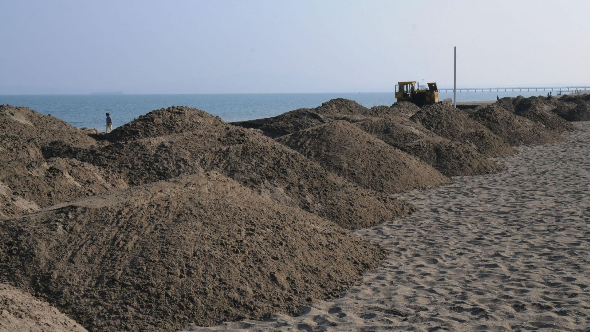 Започна издигането на диги от пясък по крайбрежието на плажа