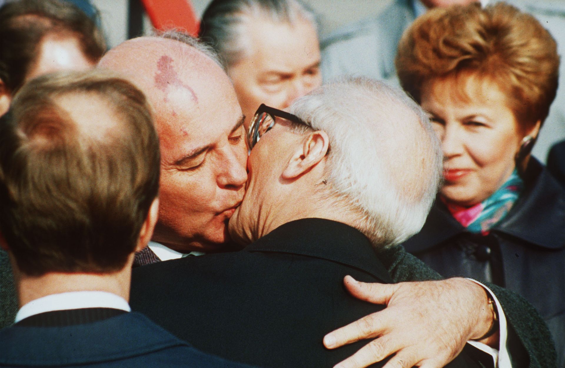 Горбачов целува братски генералиня секретар на ЦК на Германската единна социалистическа партия (ГЕСП) в ГДР