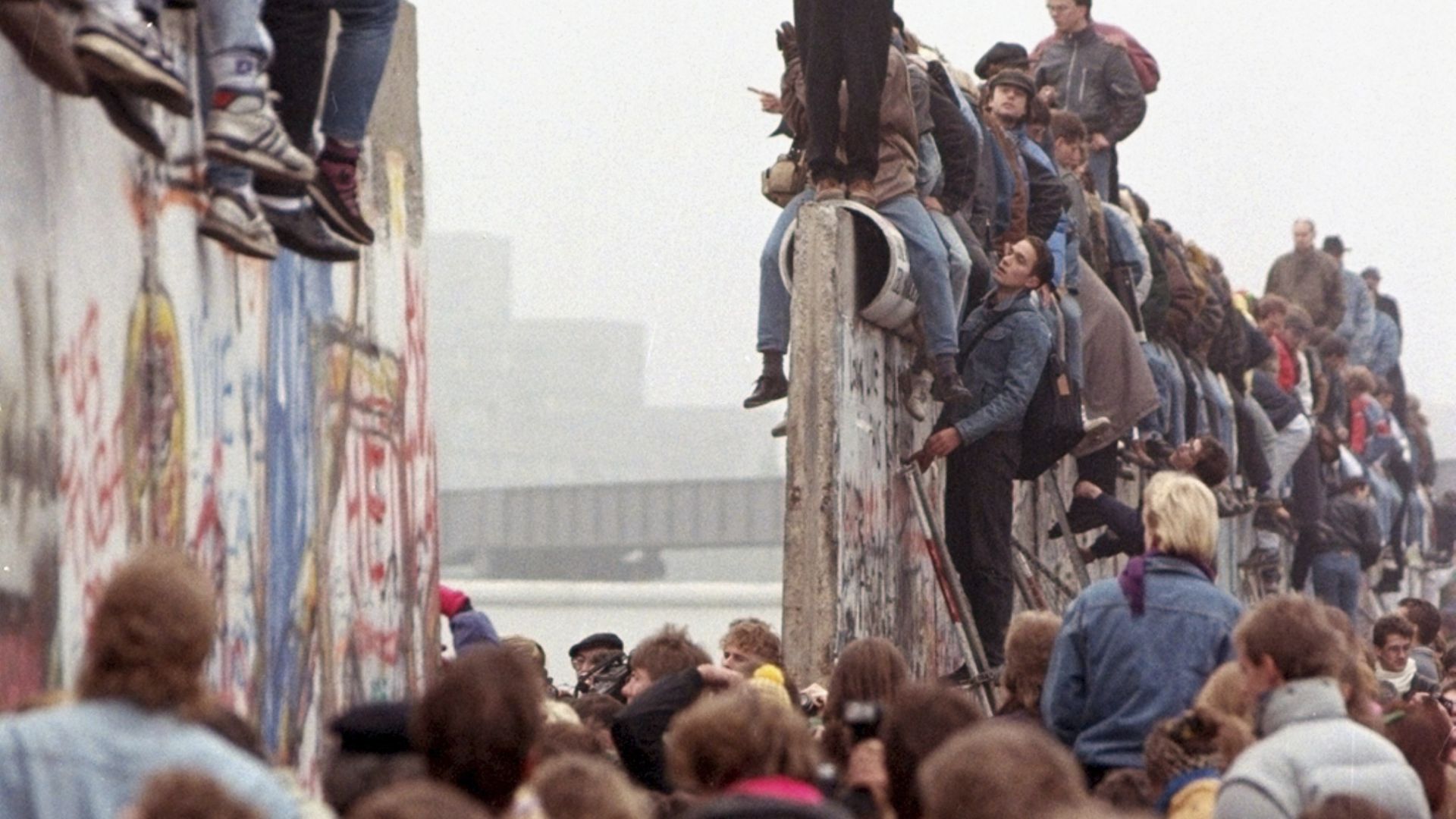 Месеци преди Берлинската стена да падне на 9 ноември 1989