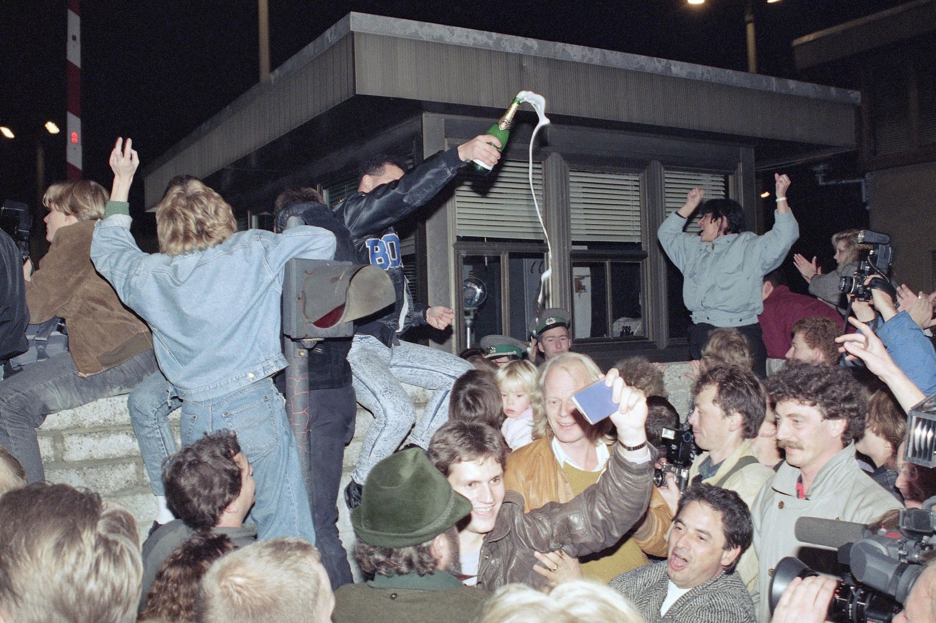 Хиляди щастливи източногерманци празнуват свободата в нощта на 9 ноември 1989 г.