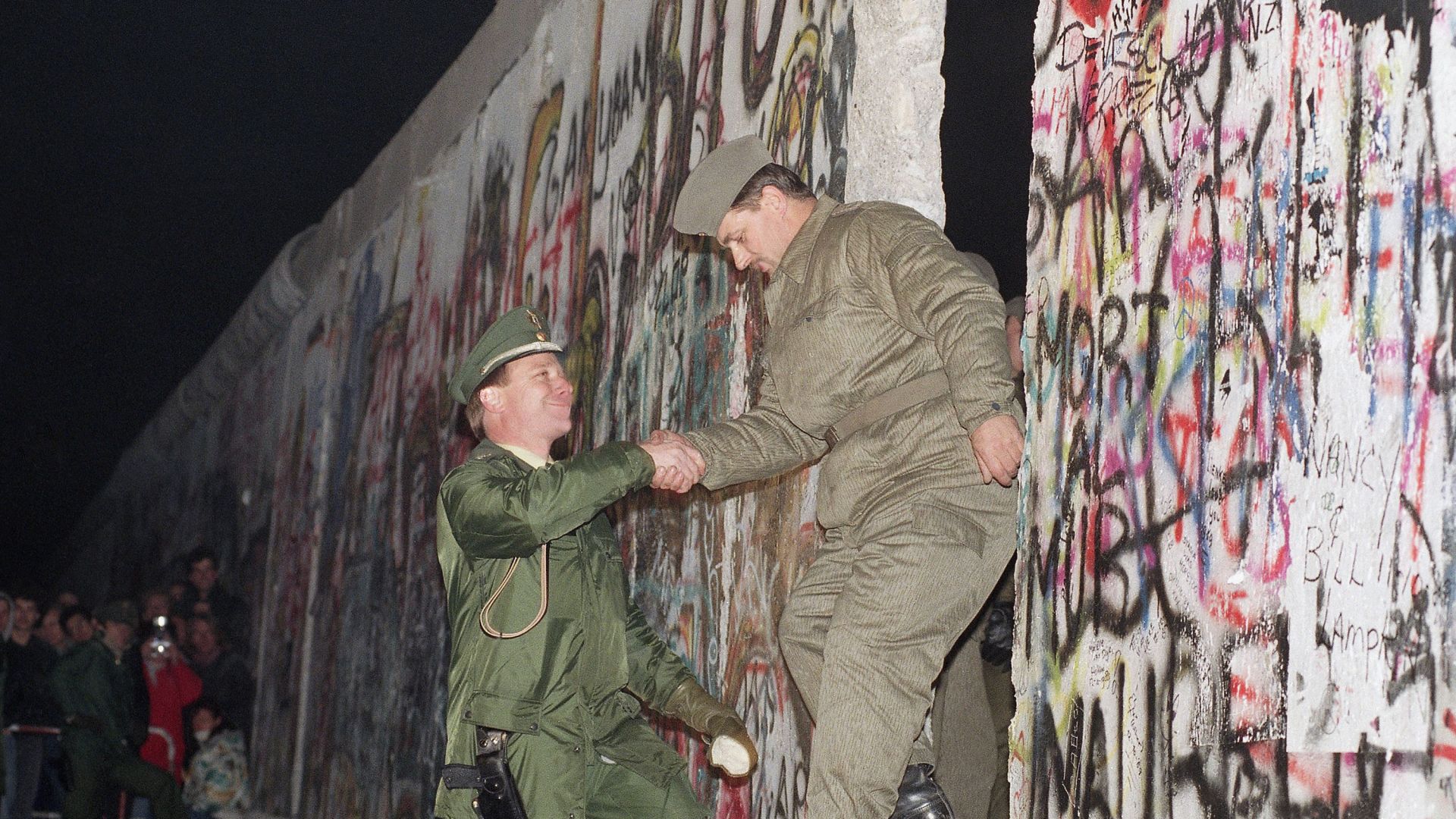 Горбачов позволява падането на Берлинската стена и обединението на Германия