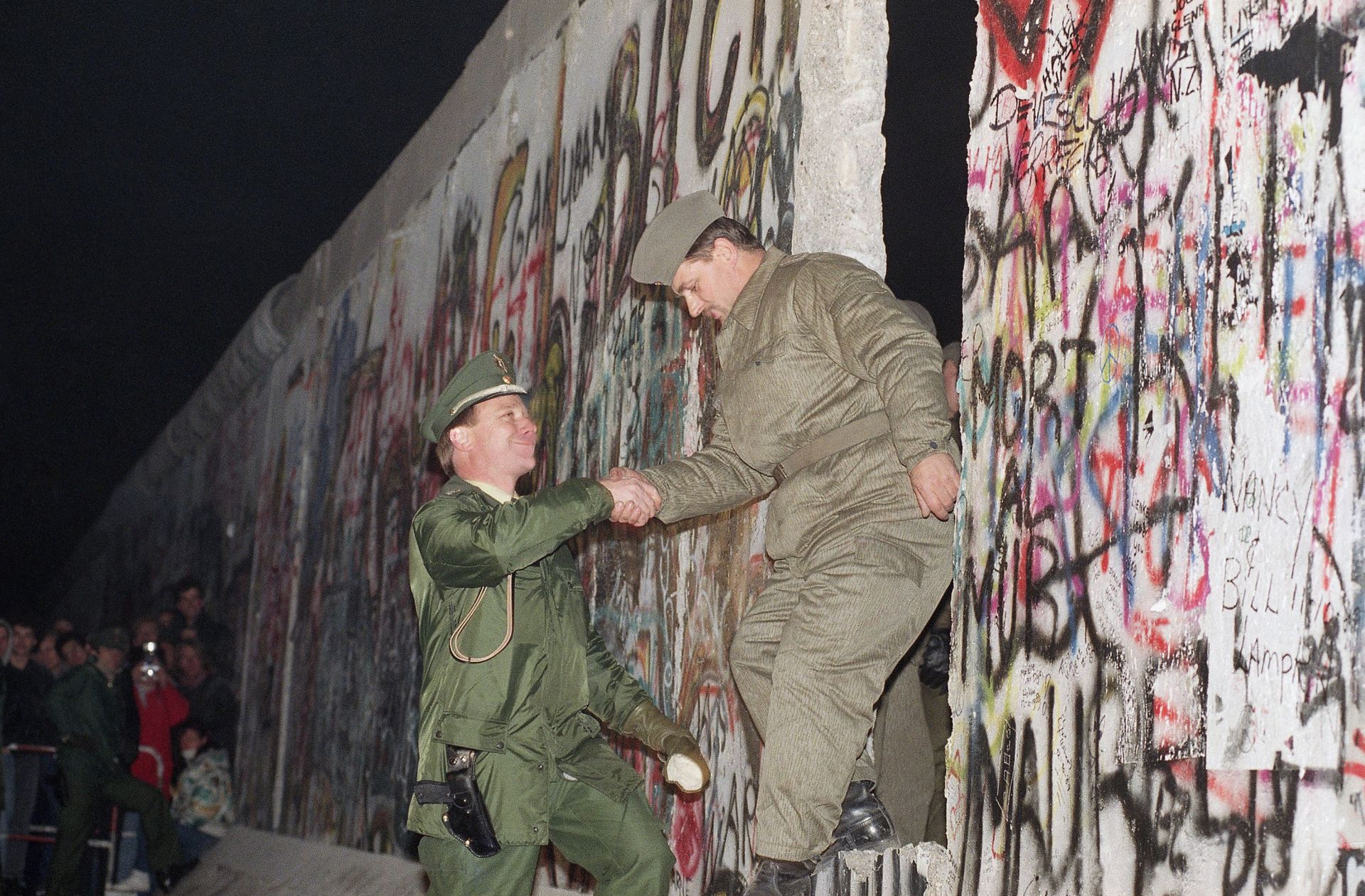 Горбачов позволява падането на Берлинската стена и обединението на Германия