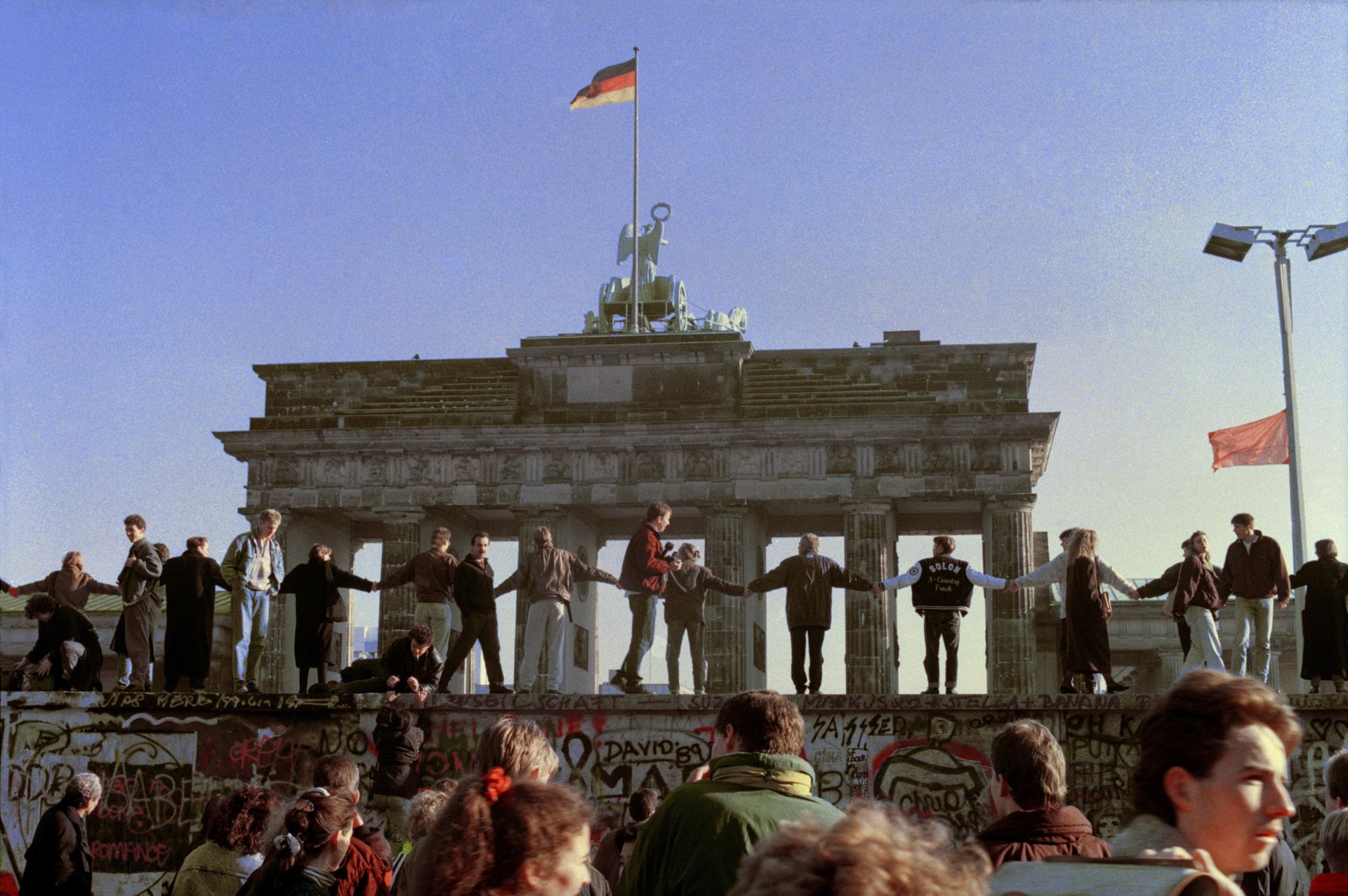 Щастливи източногерманци пред Бранденбургската врата