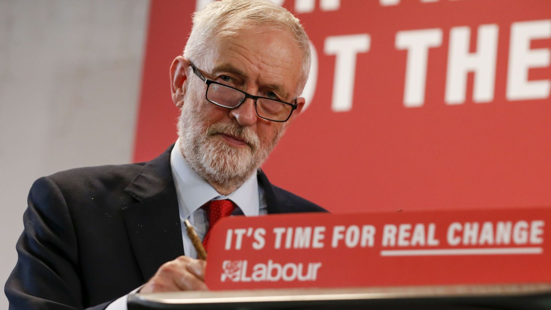 Британският премиер Борис Джонсън сравни основния си политически съперник Джеръми