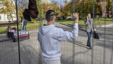 Протестиращи влязоха в клетка срещу фермите за кожи (снимки)