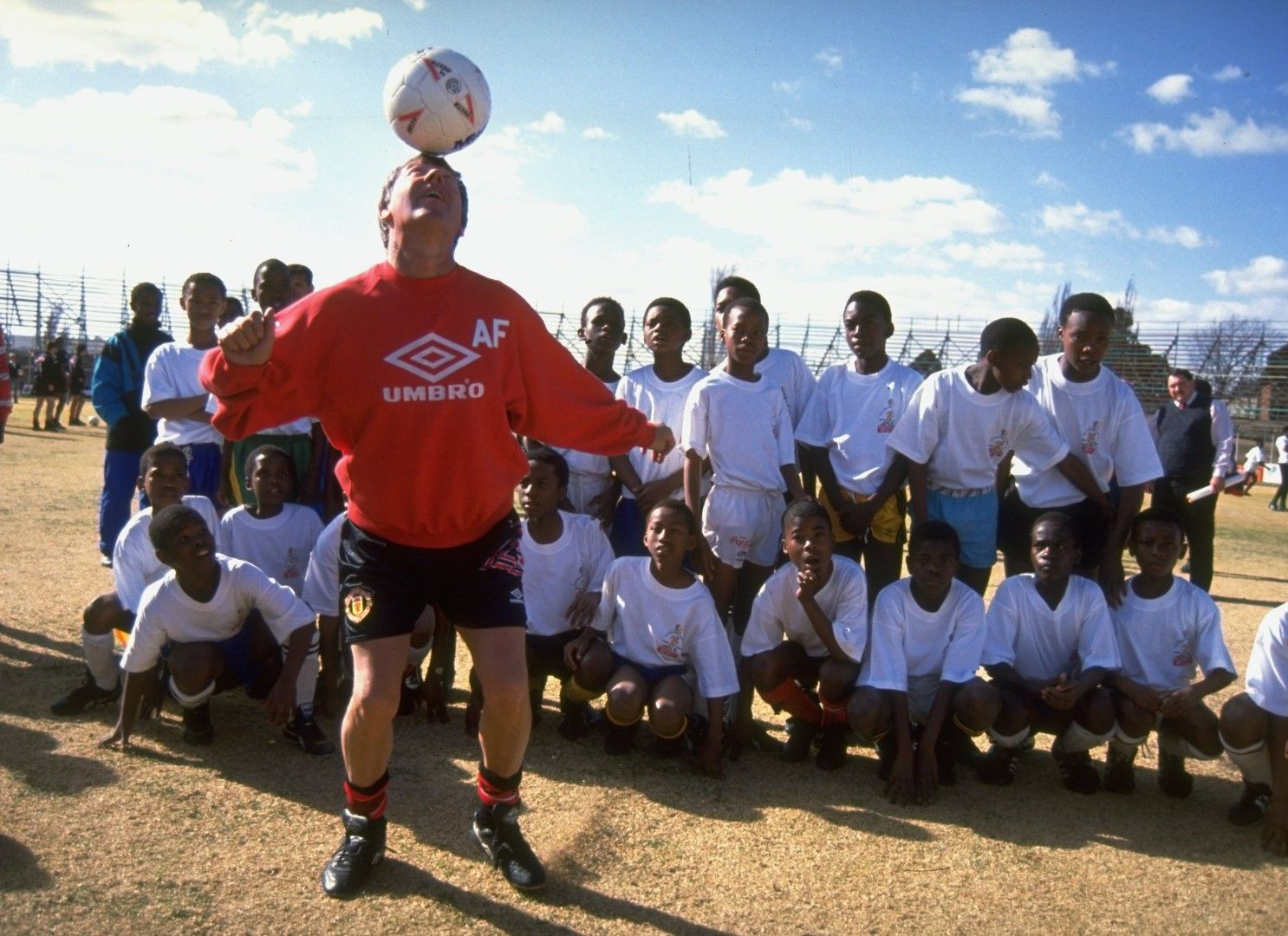 На африканското турне, показва футболни умения на местни деца