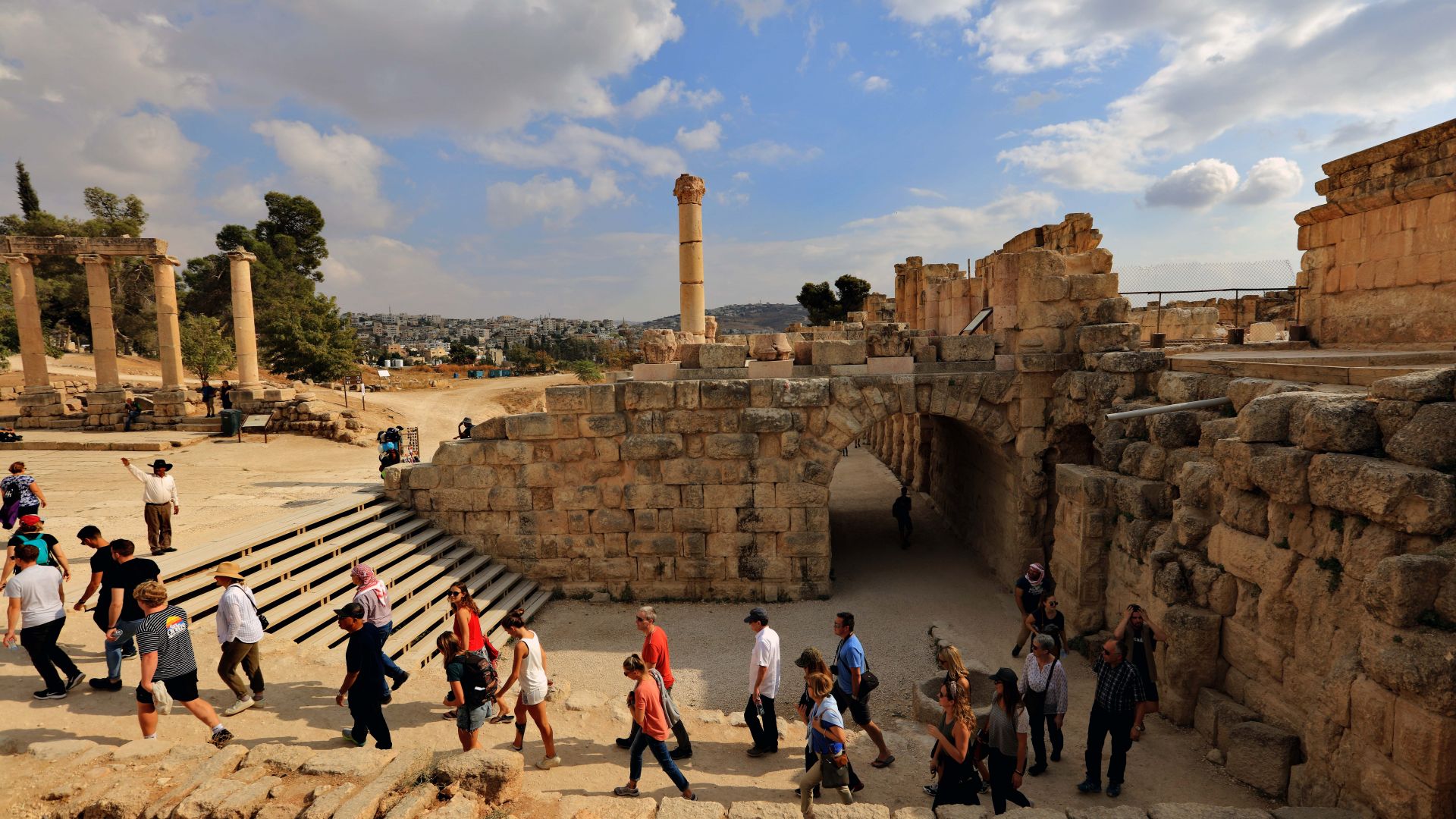 Нападател намушка с нож най малко осем човека в историческия йордански