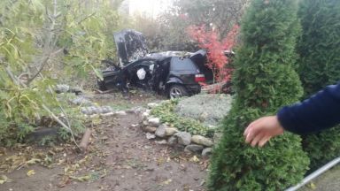 БМВ "паркира" в двора на къща след удар в дърво, 3-ма са ранени (видео)
