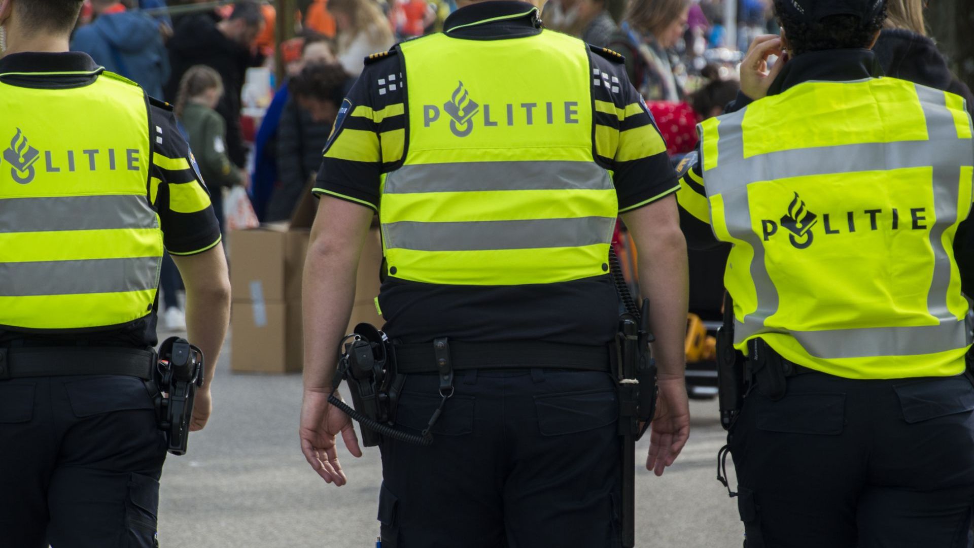Холандската полиция съобщи днес че е открила 16 мигранти включително