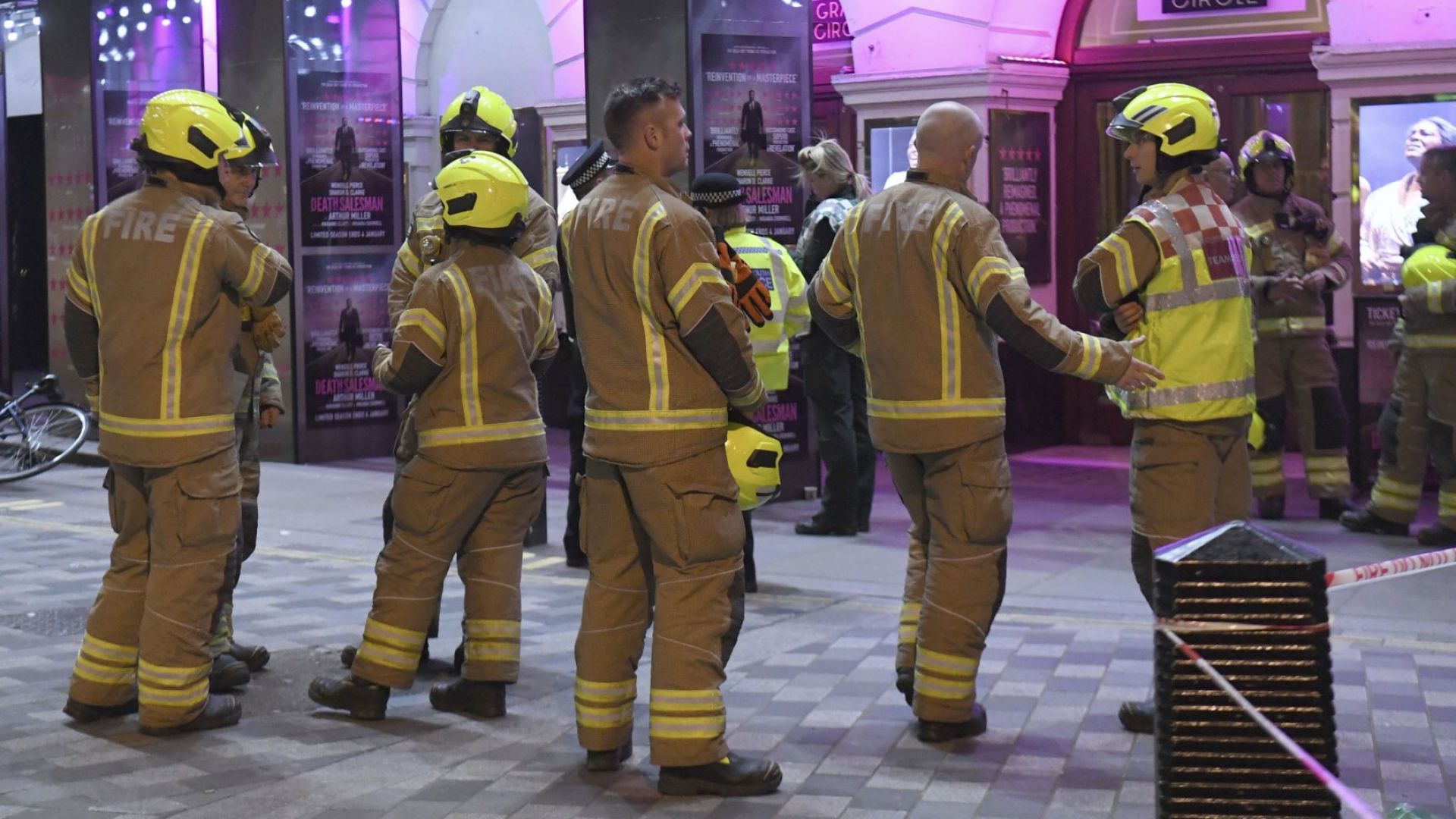 Част от тавана на лондонския театър Пикадили рухна по време