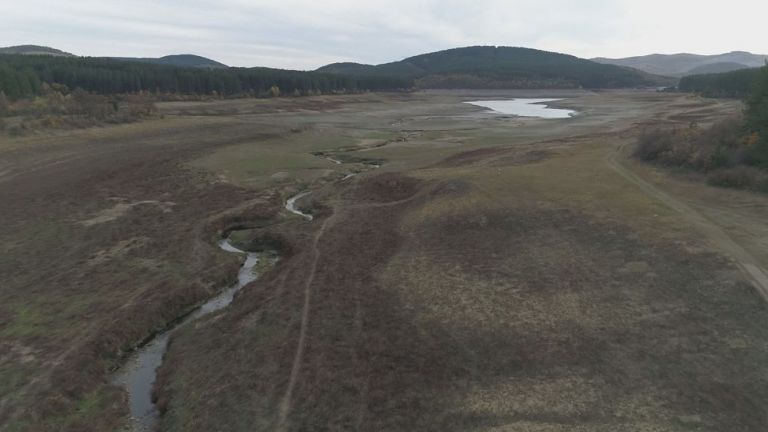 Протестиращи срещу водния режим в Перник се опитаха да влязат в сградата на ВиК, полицията ги спря (снимки)