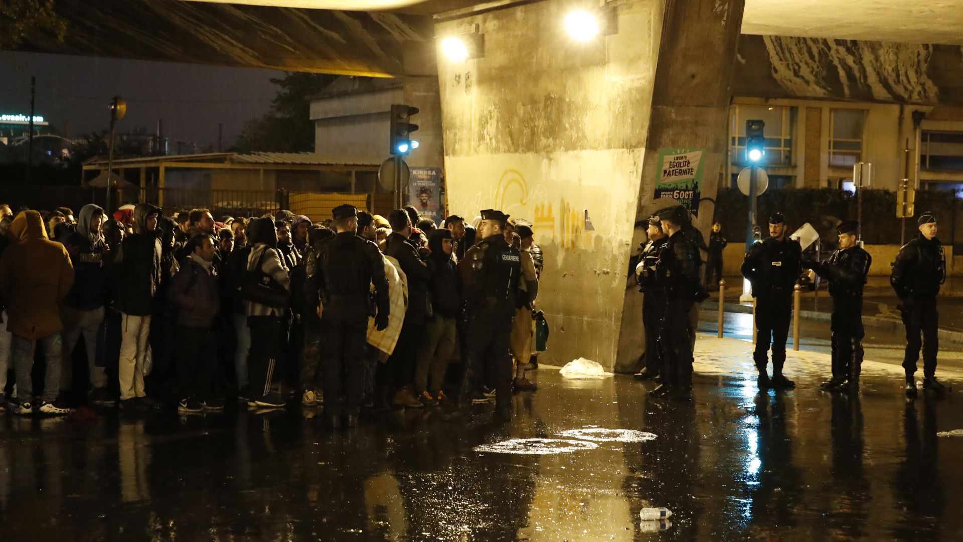 Френската полиция започна мащабна операция за премахване на бежанските лагери