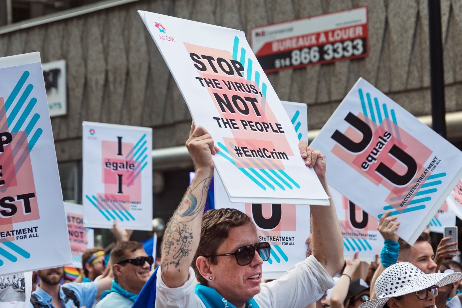 Прайд парад в Монреал: "Спрете вируса , не хората"