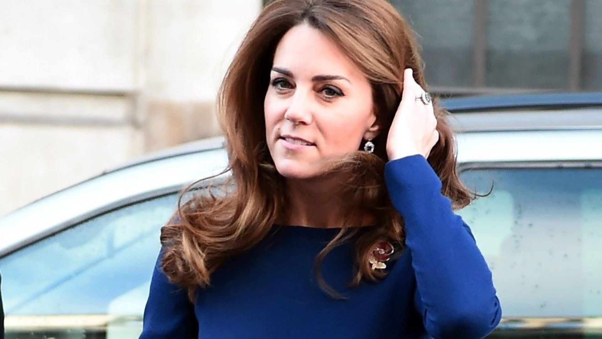 Кейт облече класическа рокля в кралско синьо на една от любимите си дизайнерки