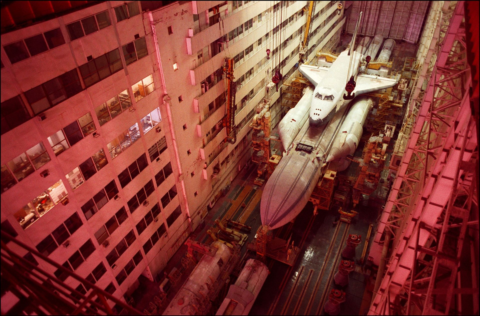 След краха на СССР космическата совалка Буран е изоставена в хангар, който рухва отгоре й