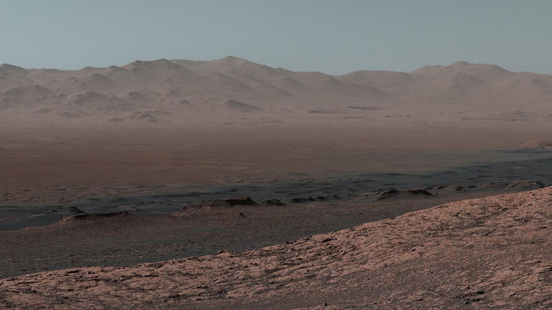По склоновете на планината Шарп на Марс (снимки)