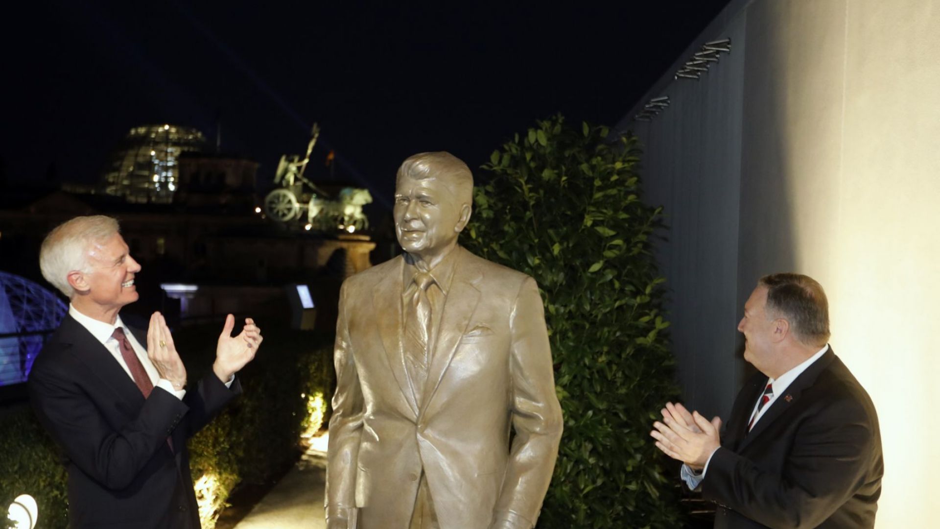 Статуя на Роналд Рейгън бе открита днес в посолството на
