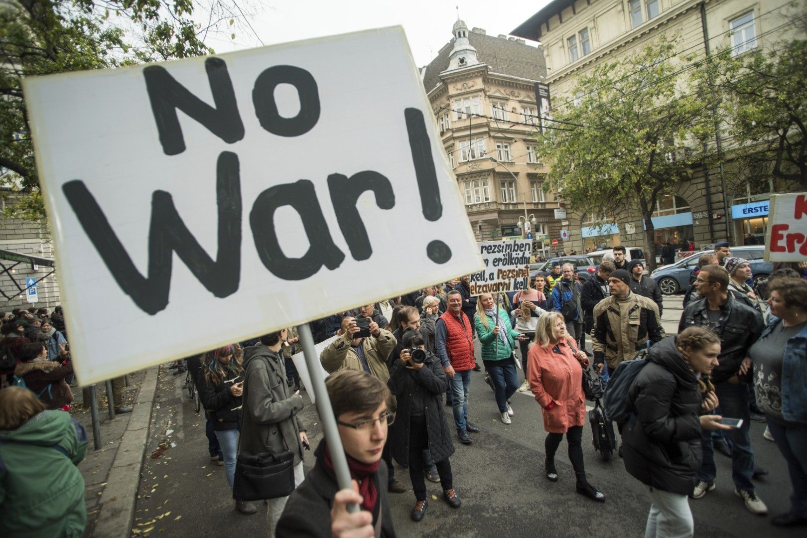 "Не на войната": протестиращи по време на демонстрация в Будапеща против посещението на Ердоган в Унгария, 7 ноември 2019 г.