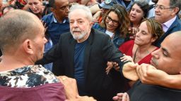 Освободиха от затвора бивш бразилски президент, големи тълпи го приветстваха