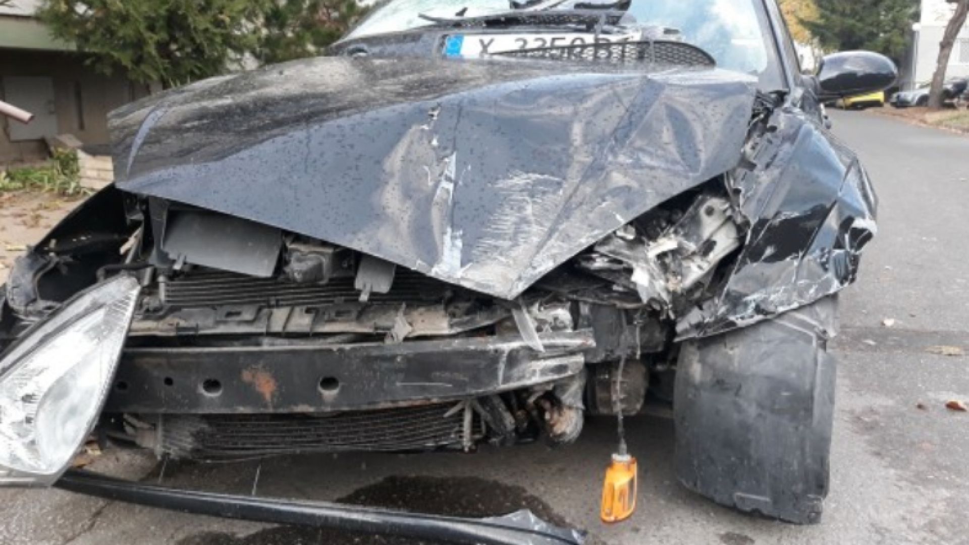 Жена катастрофира забивайки се с автомобила си в квартален магазин