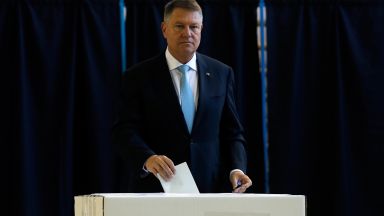 Клаус Йоханис печели първия тур на президентските избори в Румъния