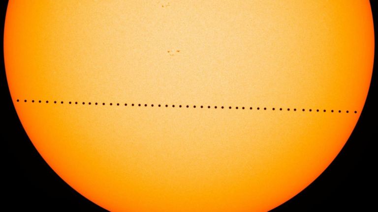 Наблюдаваме рядко небесно шоу на Меркурий със Слънцето