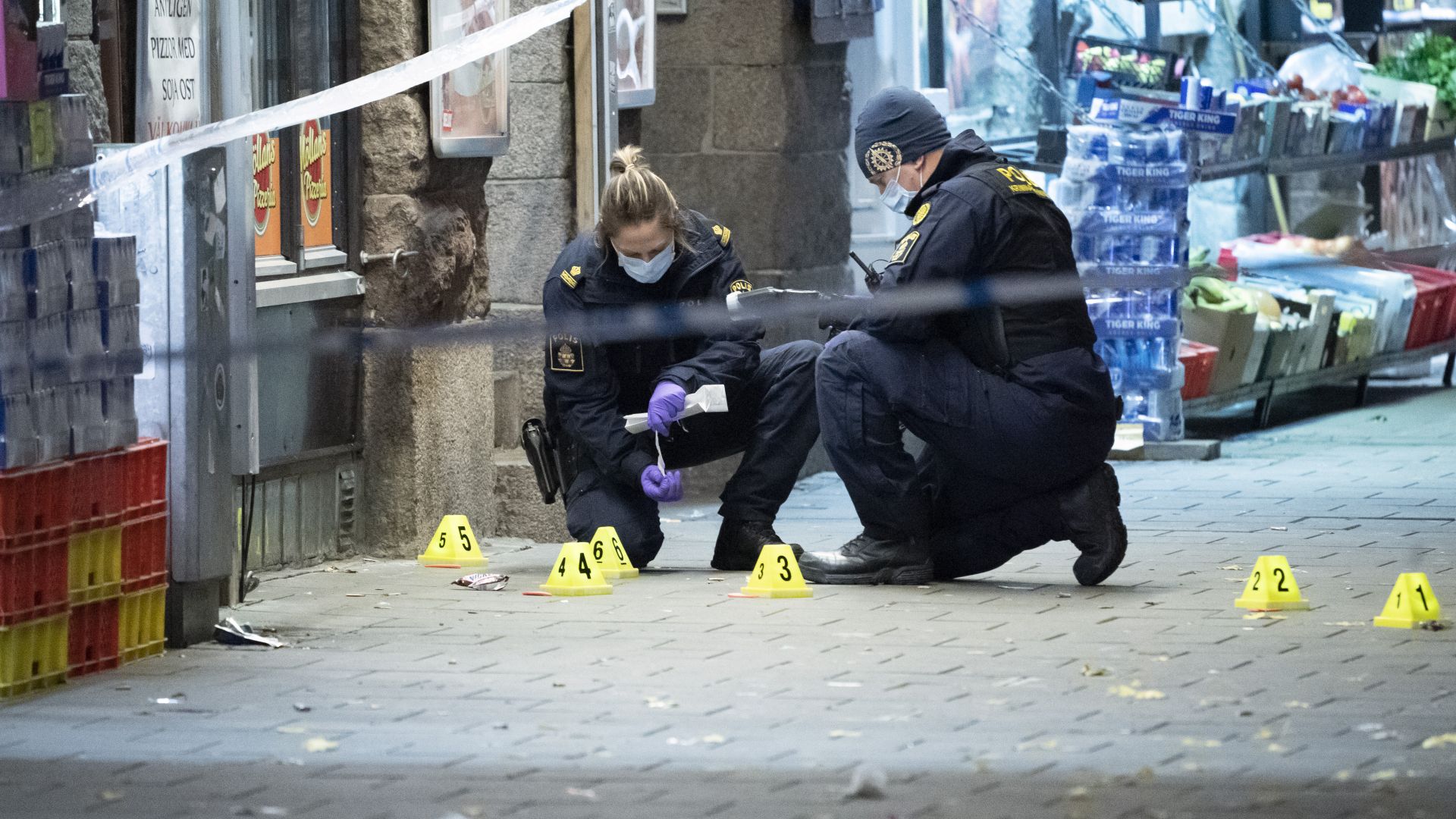 Убиха 15-годишно момче при стрелба на оживен площад в Малмьо