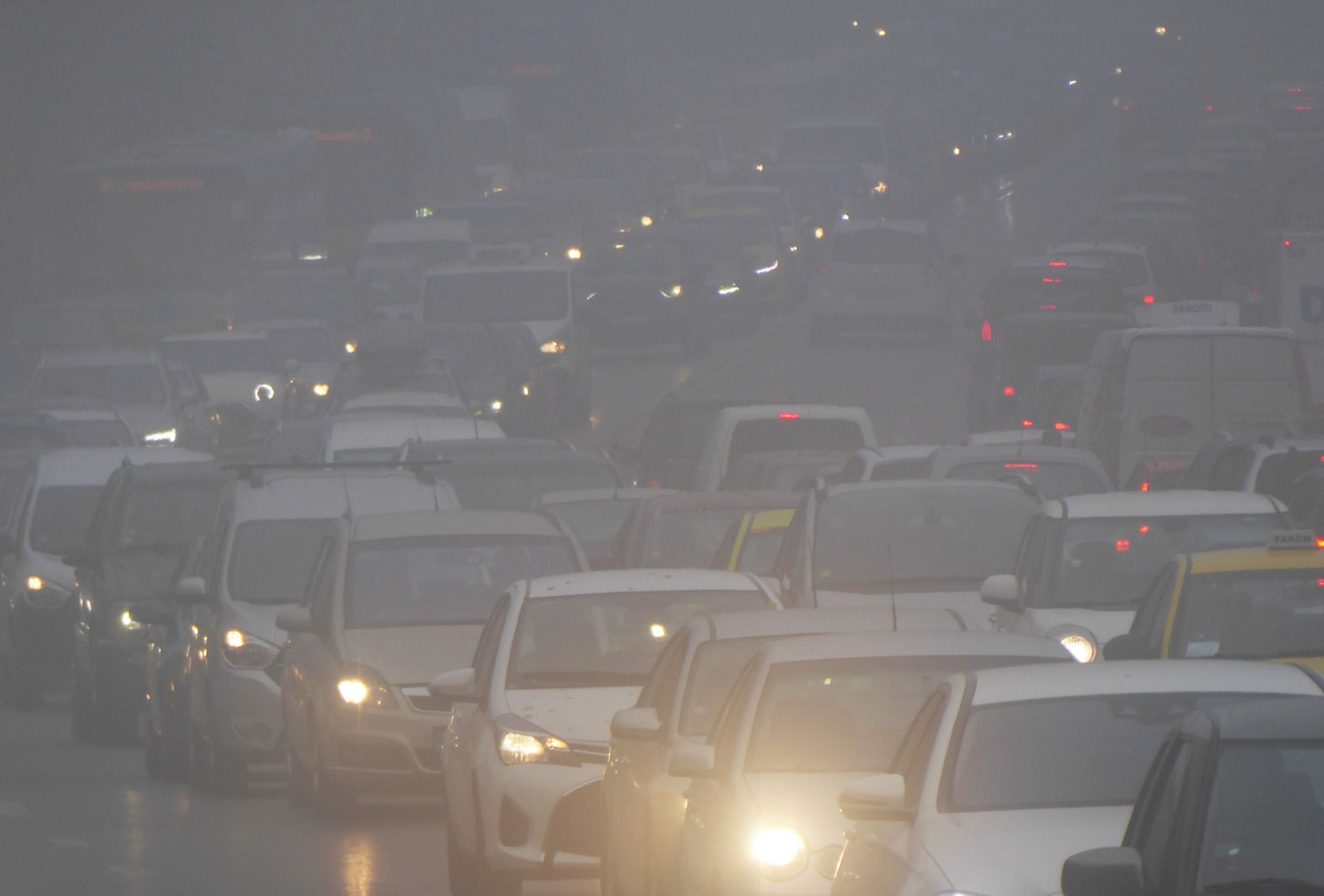 Колона от автомобили в мъгла на Орлов мост тази сутрин