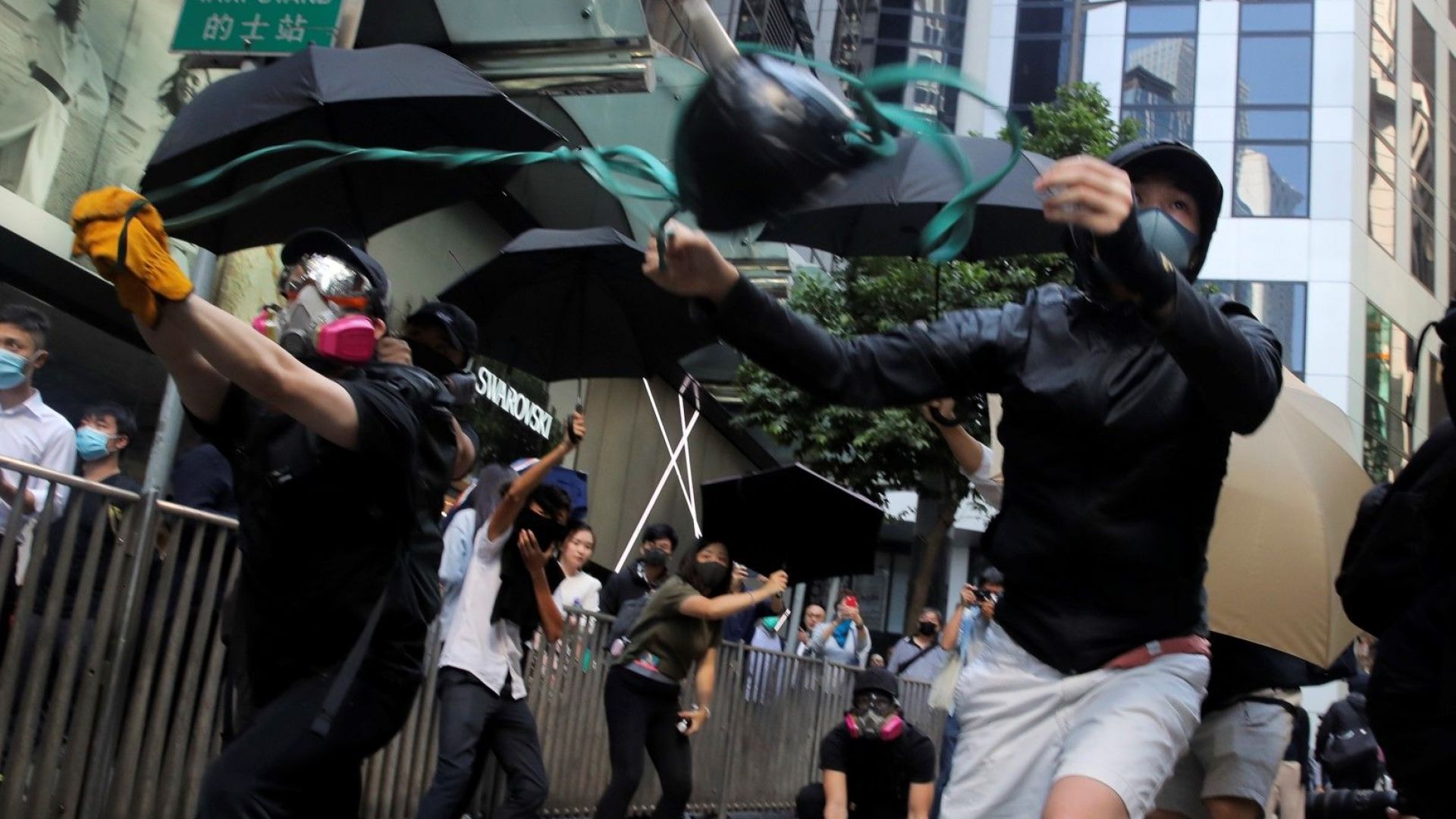 Антиправителствен демонстрант е бил прострелян от полицията в Хонконг тази