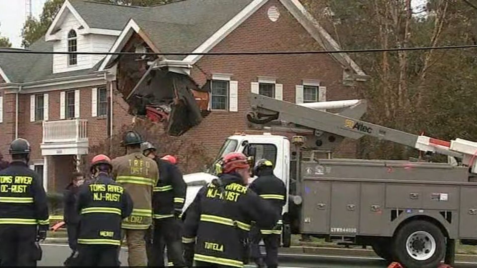Двама младежи загинаха след като лекият автомобил Порше с който