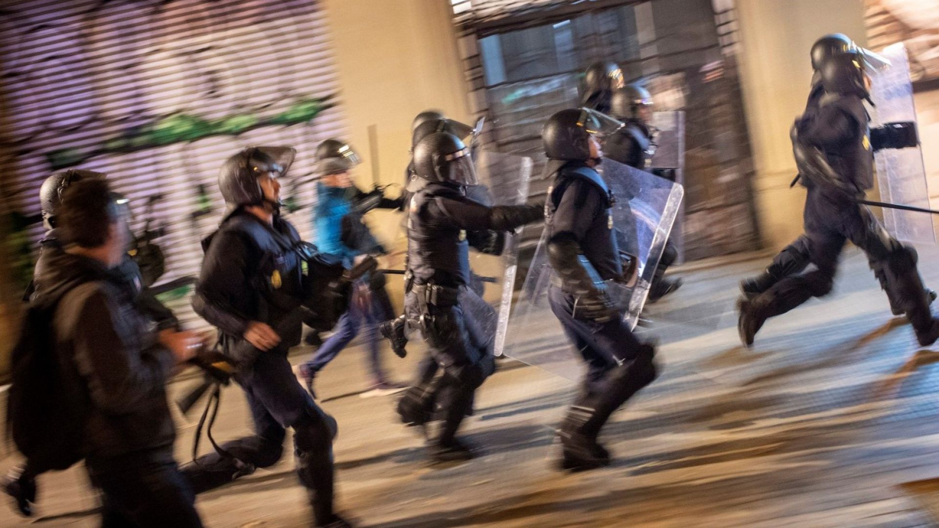 По призива на каталунското сeпаратистката група Демократично цунами протестиращи затвориха