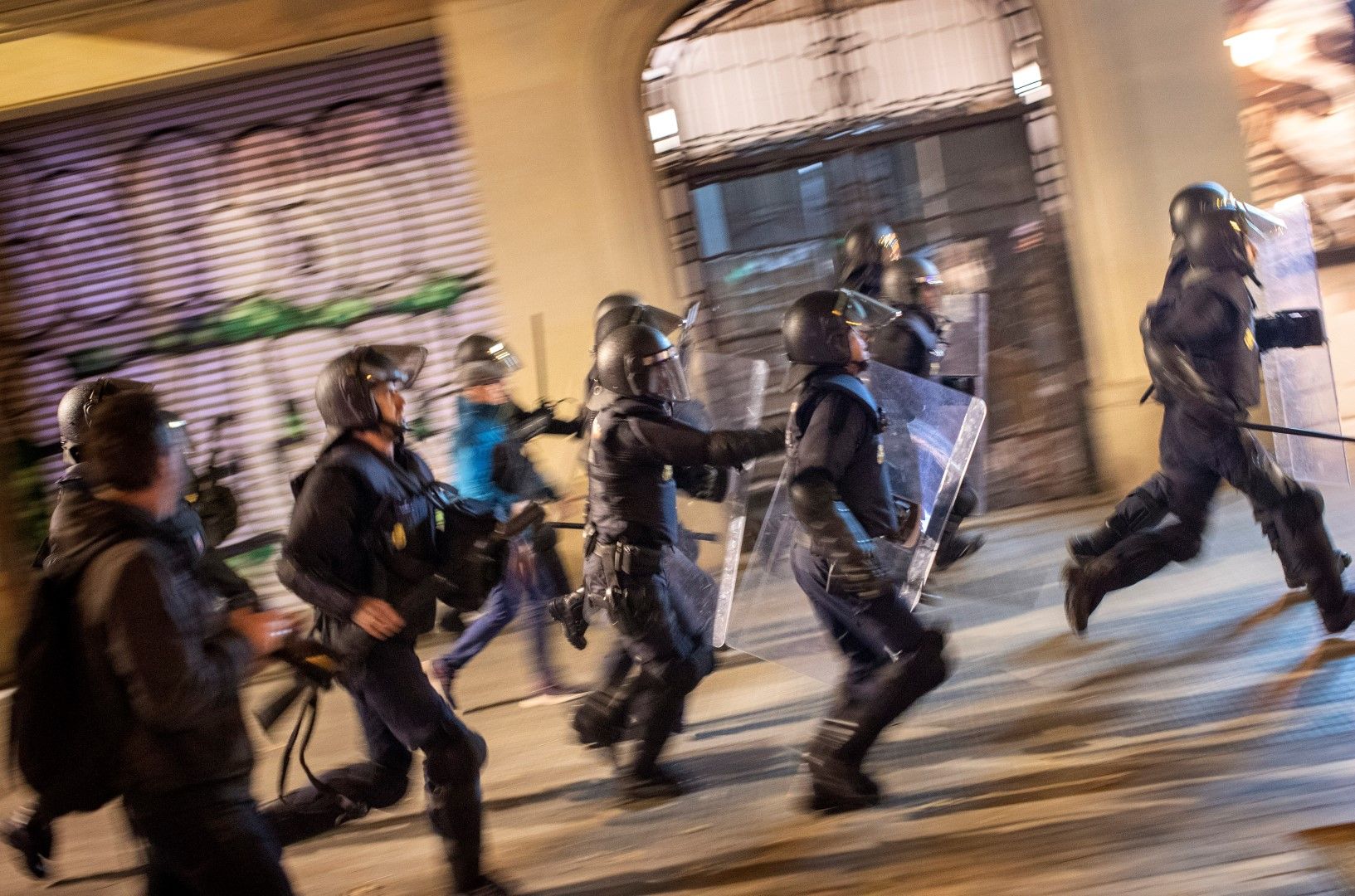 Полиция по улиците на Барселона по време на протест на поддръжници на отделянето на Каталуния - 9 ноември, ден преди изборите в Испания