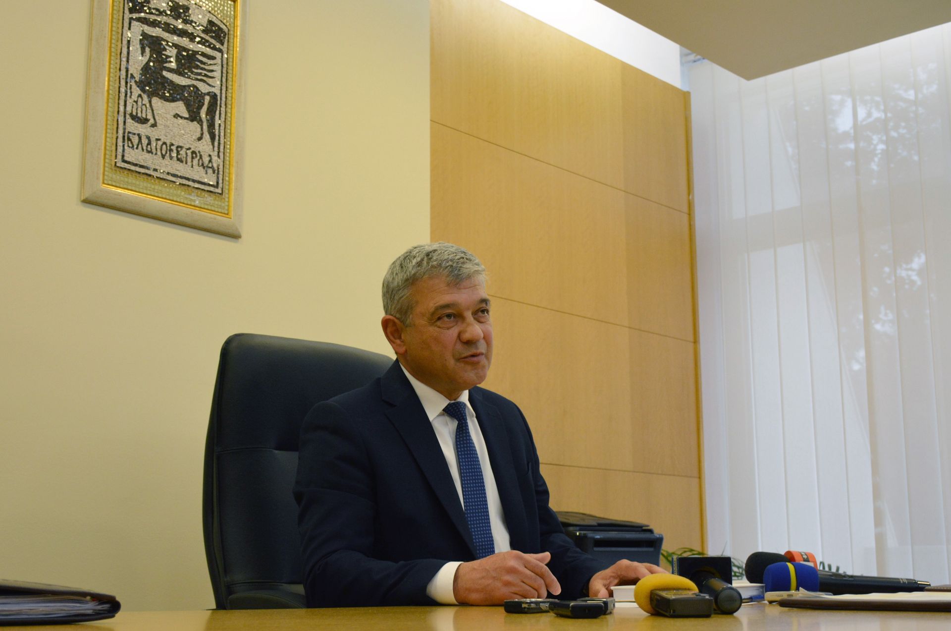 На извънредно заседание на Общинската избирателна комисия в Благоевград членовете на ОИК решиха Румен Томов да остане кмет на града