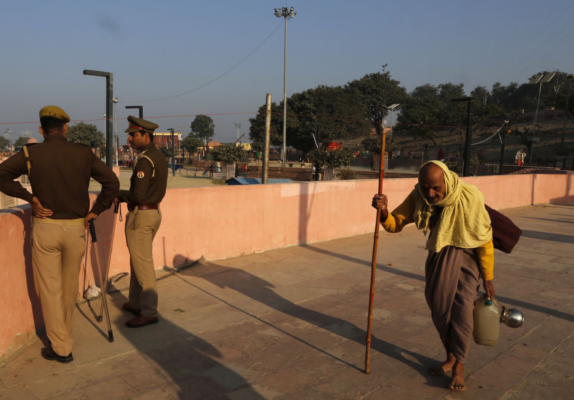 Хиляди полицаи от силите за сигурност в Индия са командировани в град Айодхя